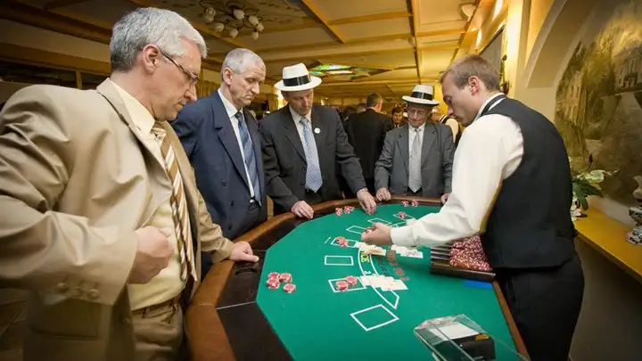 Stół do zabawy w Black Jack’a z obsługą krupiera - Zobacz stół do zabawy w Black Jack’a