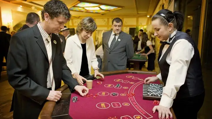 Stół do zabawy w Kości z obsługą krupiera - Zobacz stół do zabawy w Kości