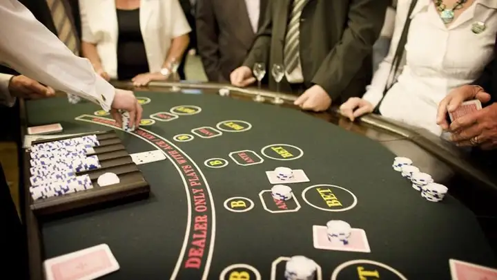 Stół do zabawy w Pokera z obsługą krupiera - Zobacz stół do zabawy w Pokera