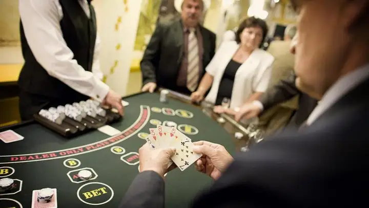 Stół do zabawy w Pokera z obsługą krupiera - Zobacz stół do zabawy w Pokera - dodatkowe ujęcie